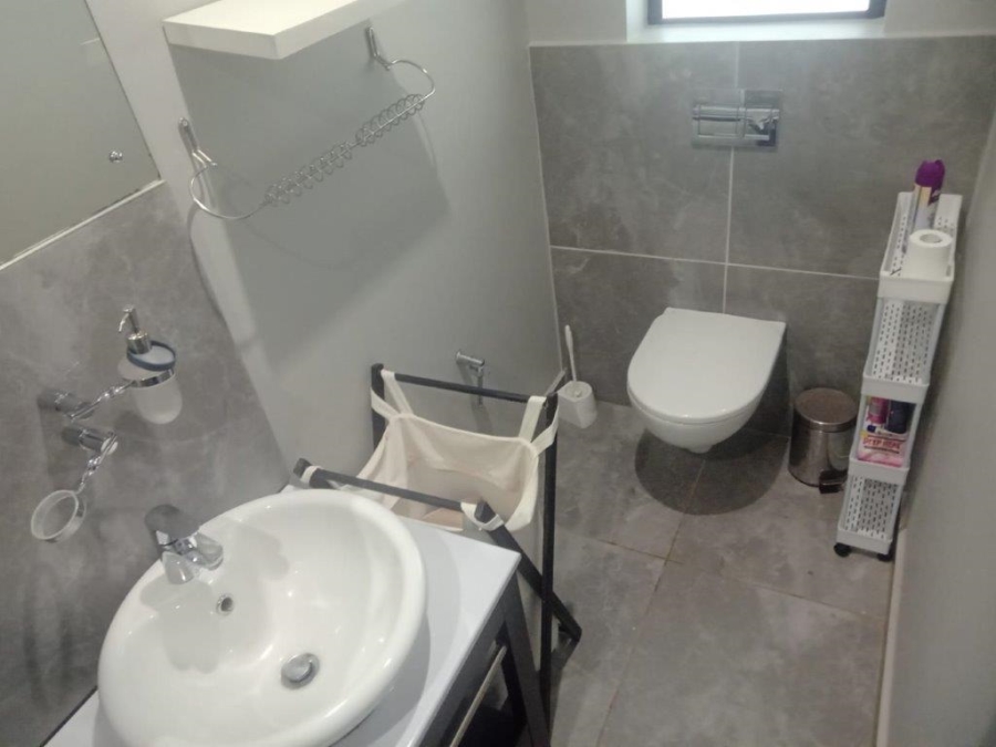 5 Bedroom Property for Sale in Wavecrest Eastern Cape